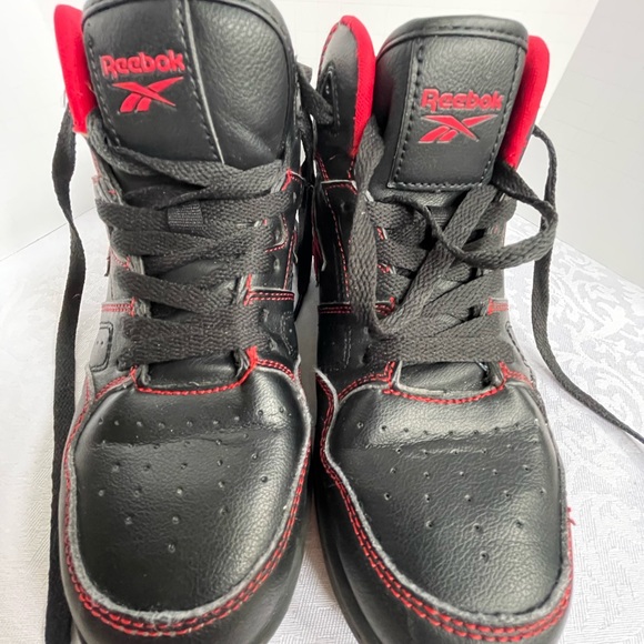 Reebok Youth Basketball Court Shoe. PreOwned. Great condition as shown. SZ 3. - Picture 9 of 12